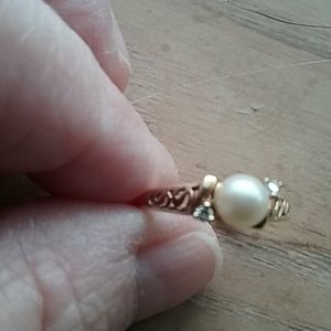 Ring with pearl and 2 diamond chips.